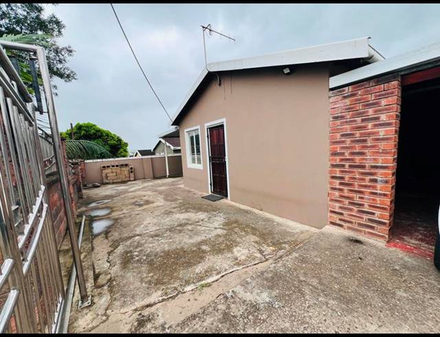 2 BEDROOM HOUSE FOR SALE IN NEWLANDS EAST